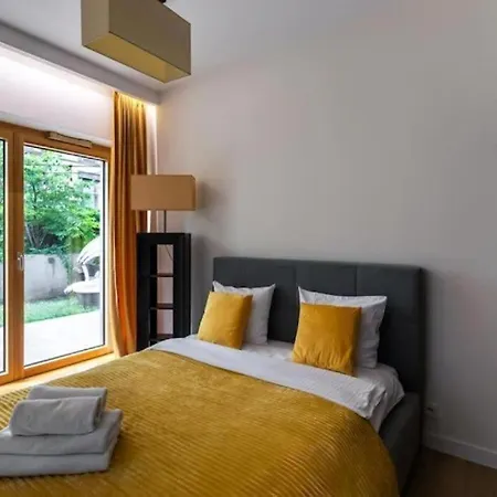 Close Apartment *
